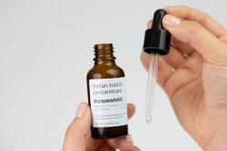Mesoestetic Melan Tran3x + Mesoprotech Antiaging Facial Sun Mist ZESTAW Intensywny koncentrat o działaniu depigmentującym na noc 30 ml + Mgiełka do twarzy SPF 50+ 60 ml
