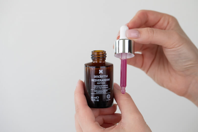 Sesderma Azelac RU Luminous Fluid Cream + Resveraderm Liposomal Serum ZESTAW Emulsja rozświetlająca SPF 50 50 ml + Serum liposomowe 30 ml