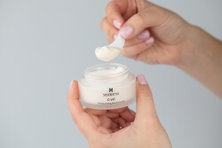 Sesderma C-VIT ZESTAW Krem nawilżający 50 ml + Serum liposomowe 30 ml + Krem pod oczy 15 ml + Kosmetyczka 1 szt